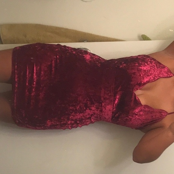 Red velvet dress - Picture 3 of 3